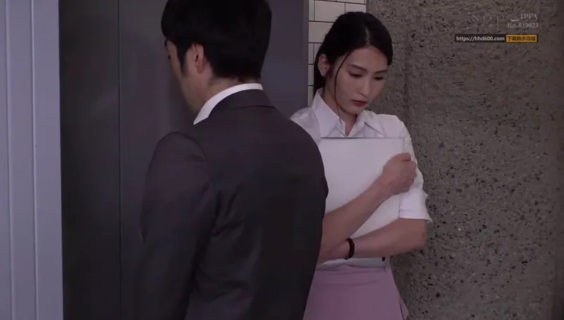 Em thư ký trắc trở bị cấp trên bắt vào khách sạn phục vụ đối tác